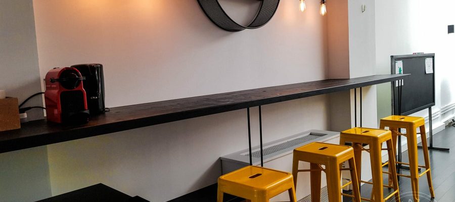 Un coin café avec son bar