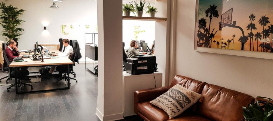 Un open space avec une grande verrière